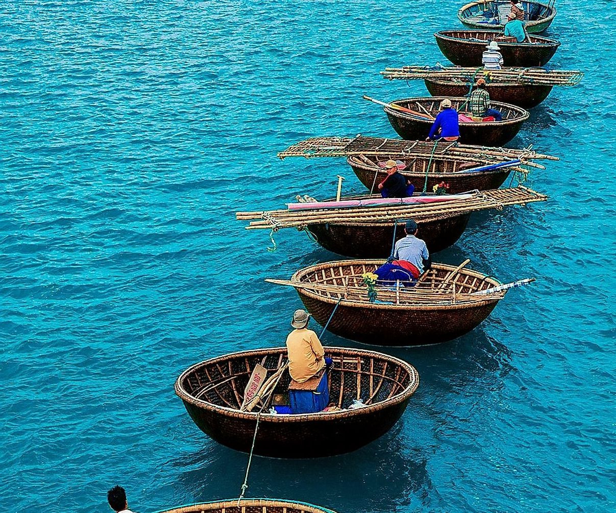Canoa ancorada na margem com equipamento de pesca esportiva